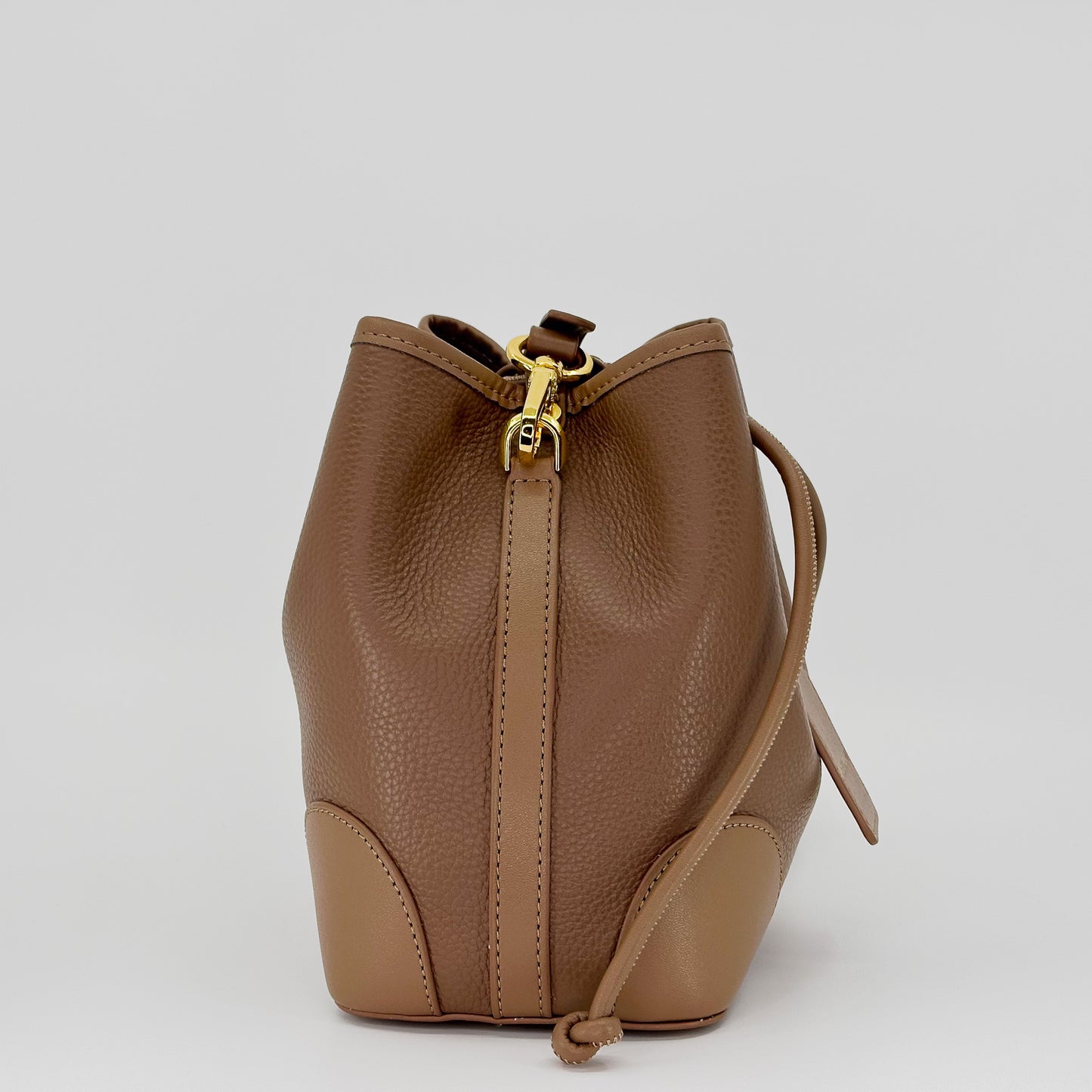 M066 / Crossbody Bucket Tote