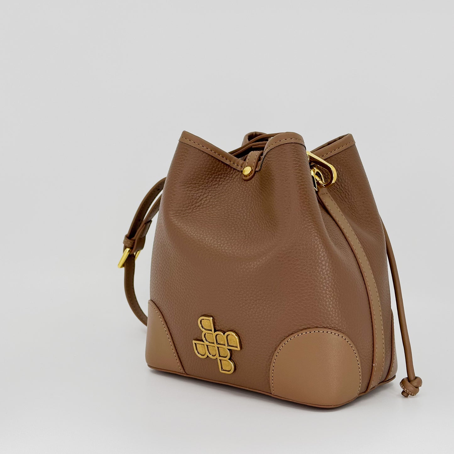 M066 / Crossbody Bucket Tote