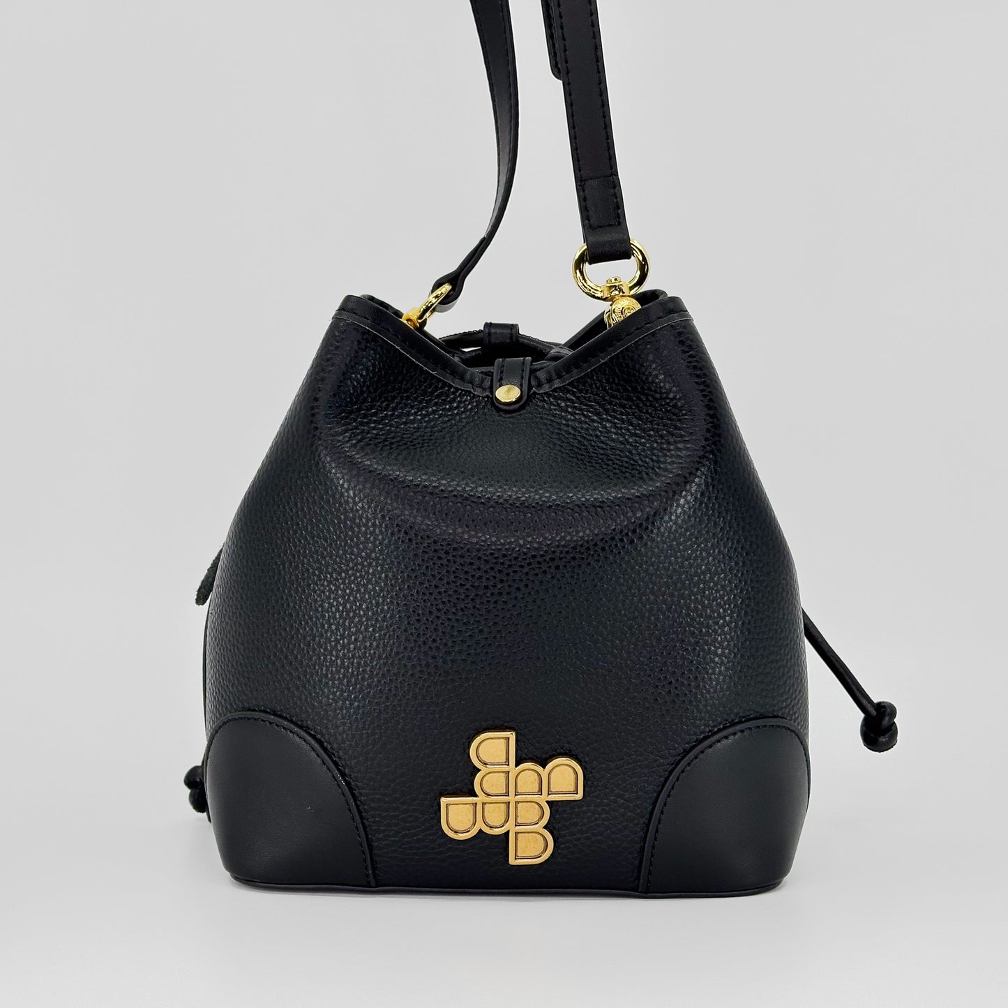 M066 / Crossbody Bucket Tote