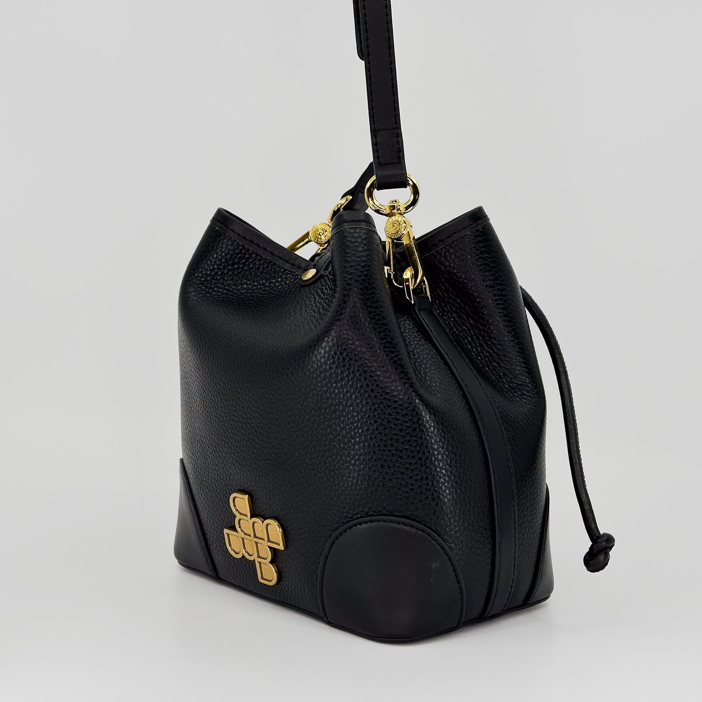 M066 / Crossbody Bucket Tote