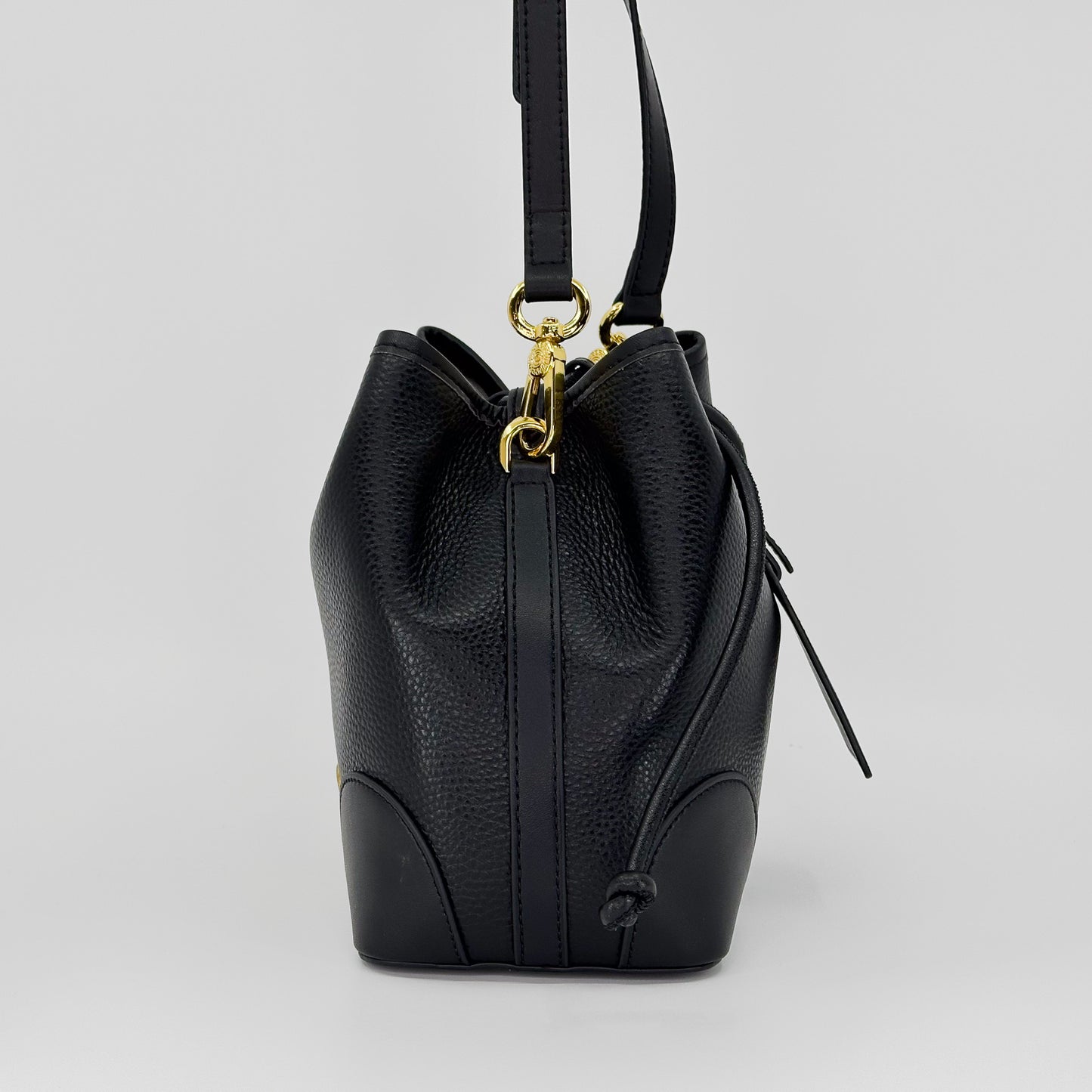 M066 / Crossbody Bucket Tote